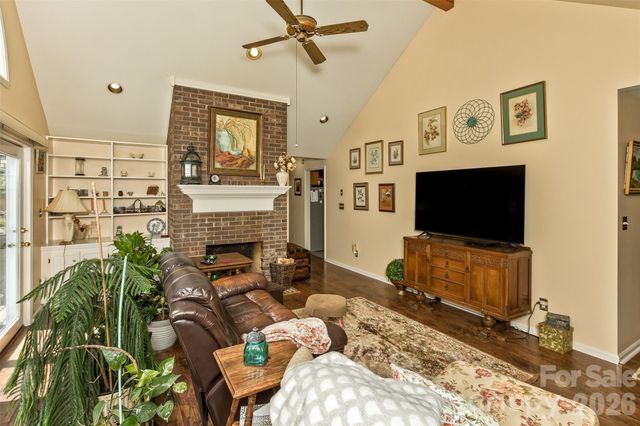 10 Applecross Road, Weaverville, NC 28787
