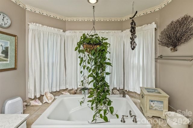 10 Applecross Road, Weaverville, NC 28787