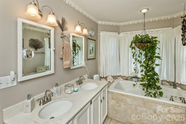 10 Applecross Road, Weaverville, NC 28787