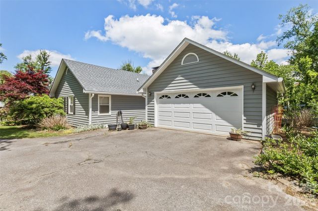 10 Applecross Road, Weaverville, NC 28787