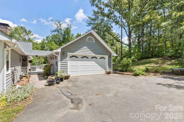 10 Applecross Road, Weaverville, NC 28787