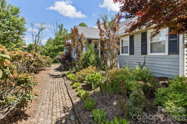 10 Applecross Road, Weaverville, NC 28787