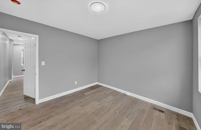 4 LANSING ALY, Trenton, NJ 08638