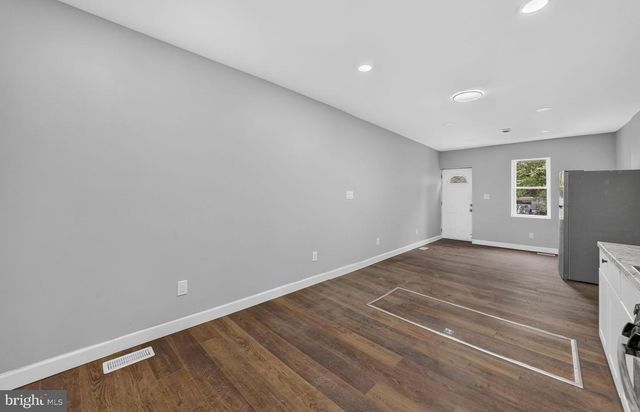 4 LANSING ALY, Trenton, NJ 08638