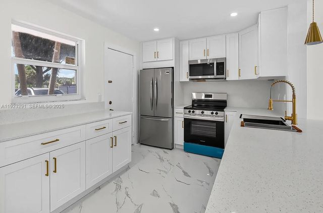 201 SE 11th Ter 102, Dania Beach, FL 33004