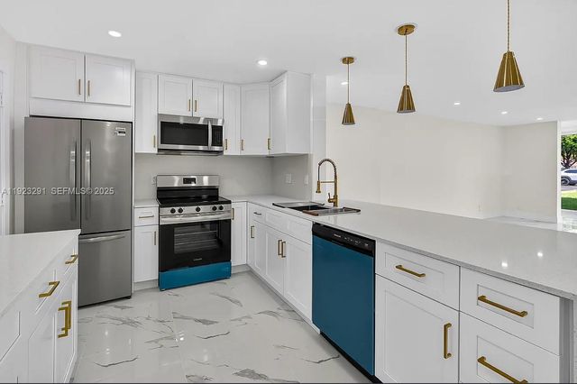 201 SE 11th Ter 102, Dania Beach, FL 33004