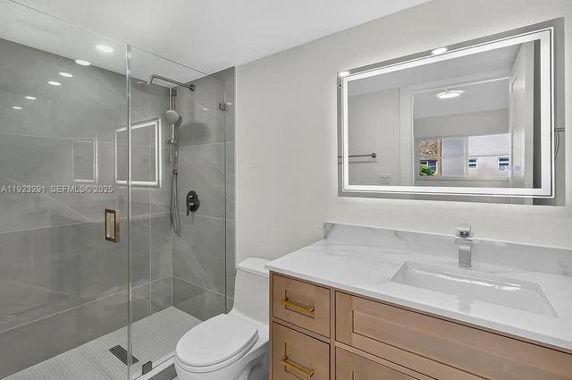 201 SE 11th Ter 102, Dania Beach, FL 33004