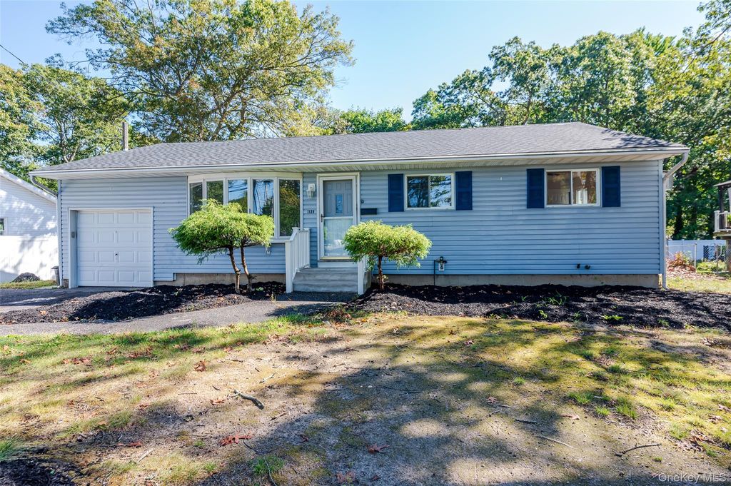 1139 Waverly Avenue, Farmingville, NY 11738