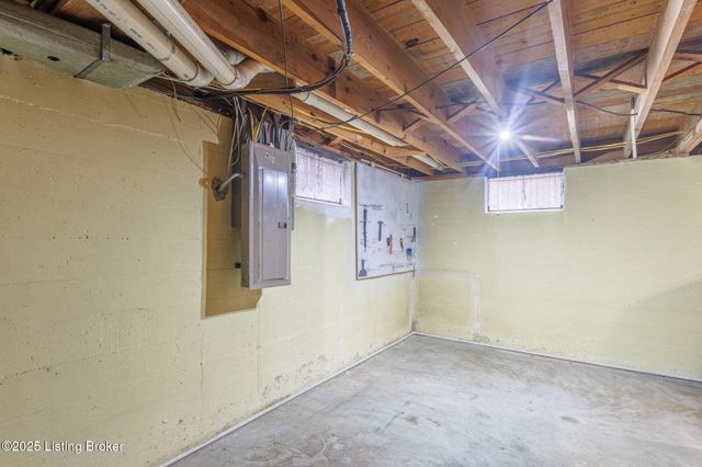 4312 Kinloch Rd, Louisville, KY 40207