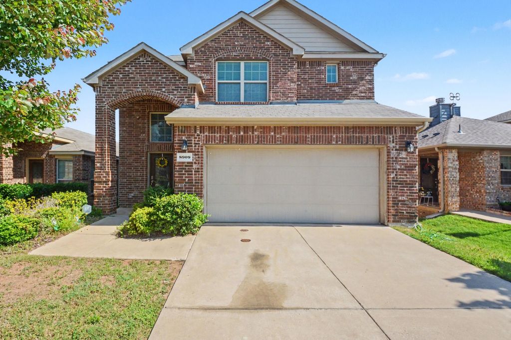 8909 Tenderfoot Lane, Aubrey, TX 76227