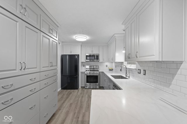 555 Hyannis Drive, Avon, IN 46123
