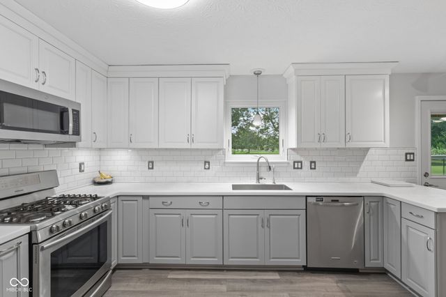555 Hyannis Drive, Avon, IN 46123
