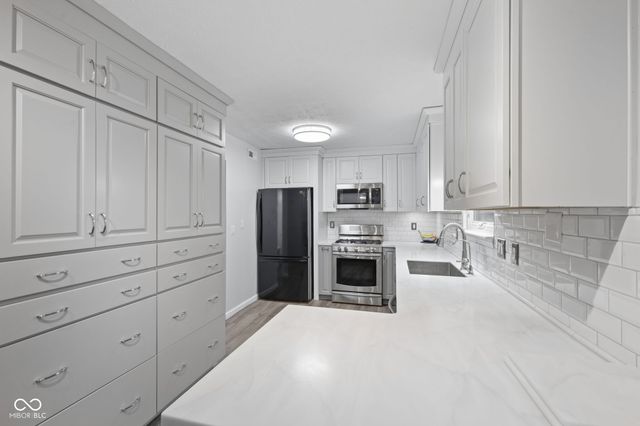 555 Hyannis Drive, Avon, IN 46123