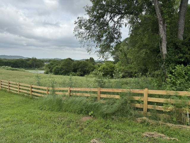 1024 Peak Dr, Castalian Springs, TN 37031