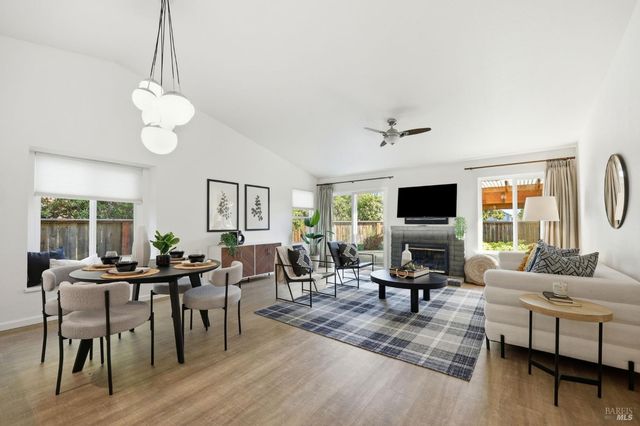 198 Valencia Way, Windsor, CA 95492