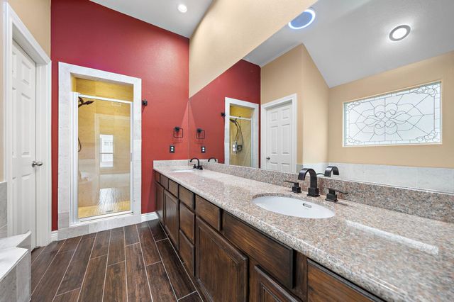 2927 Clinton Drive, Houston, TX 77020