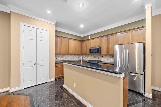 2927 Clinton Drive, Houston, TX 77020