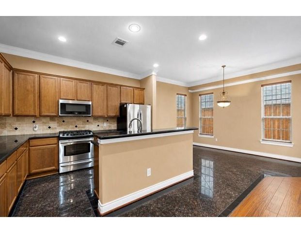 2927 Clinton Drive, Houston, TX 77020