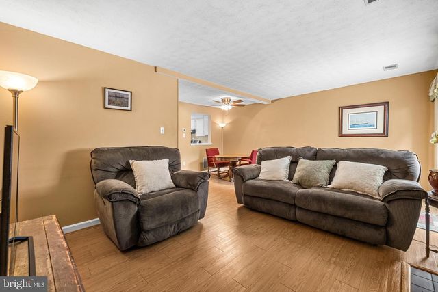 942 GAMING SQ, Hampstead, MD 21074