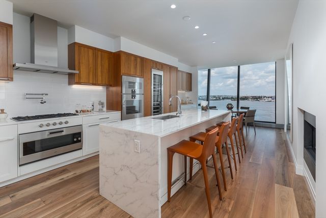 300 Pier 4 Blvd PHD, Boston, MA 02210