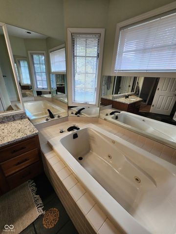 501 S Riviera Lane, Yorktown, IN 47396