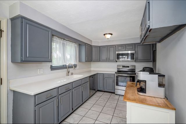 138 Malinda Dr, Abington, MA 02351