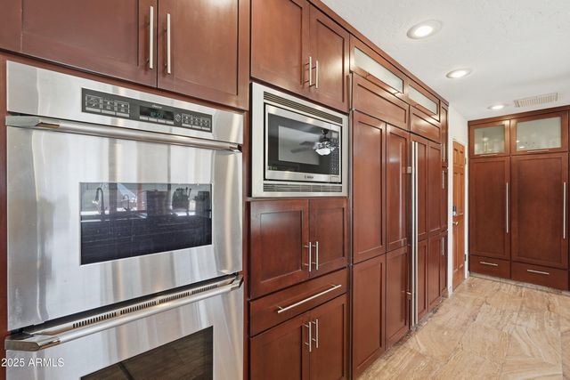 19 E CANTERBURY Court, Phoenix, AZ 85022