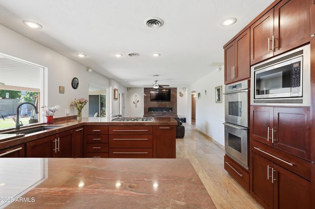 19 E CANTERBURY Court, Phoenix, AZ 85022