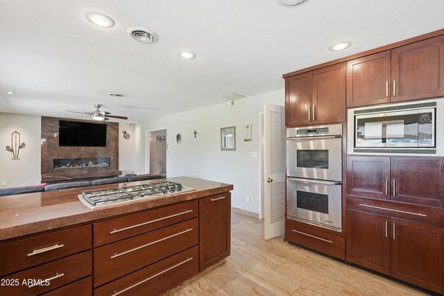 19 E CANTERBURY Court, Phoenix, AZ 85022