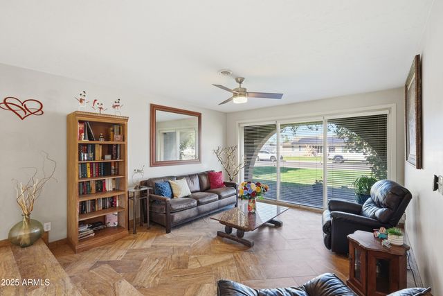 19 E CANTERBURY Court, Phoenix, AZ 85022