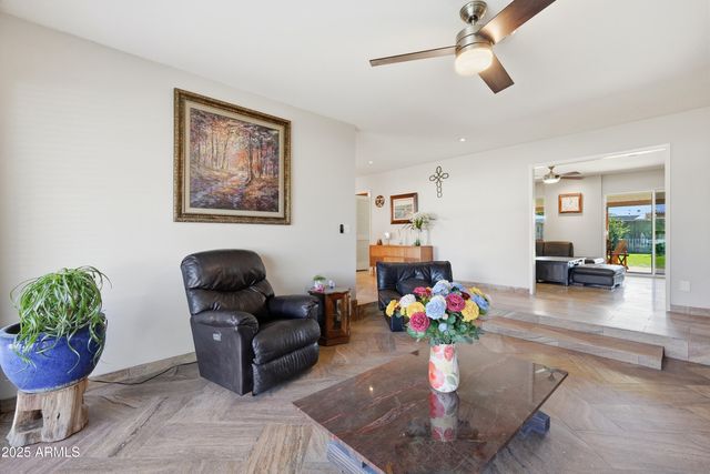 19 E CANTERBURY Court, Phoenix, AZ 85022