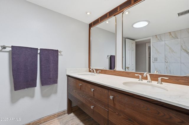 19 E CANTERBURY Court, Phoenix, AZ 85022