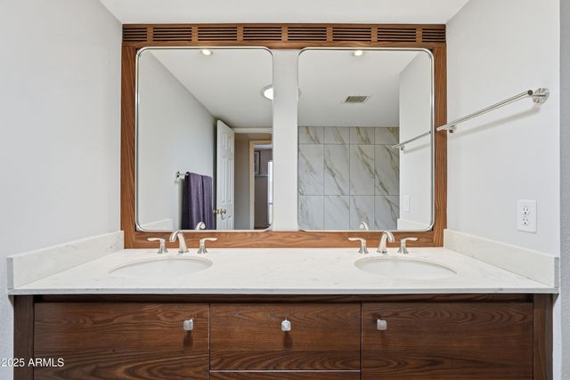 19 E CANTERBURY Court, Phoenix, AZ 85022