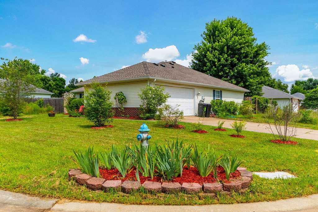 4879 N MONTGOMERY DR, Columbia, MO 65202