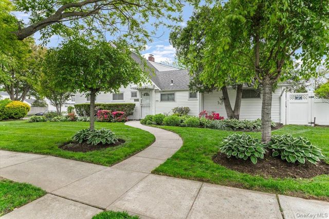 57 Meeting Lane, Hicksville, NY 11801