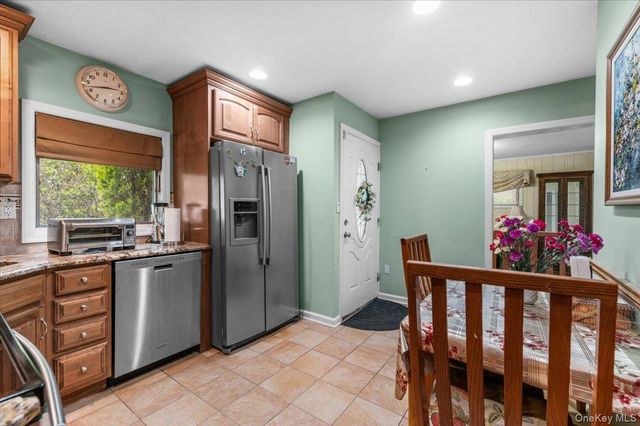 57 Meeting Lane, Hicksville, NY 11801
