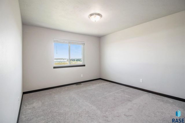 5202 S Dubuque Ave Avenue, Sioux Falls, SD 57110