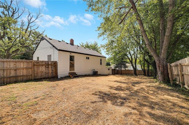 4000 Crescent Avenue, Kansas City, MO 64133