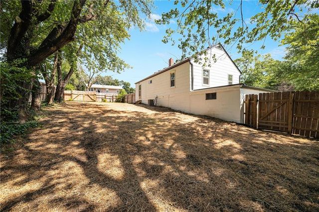 4000 Crescent Avenue, Kansas City, MO 64133