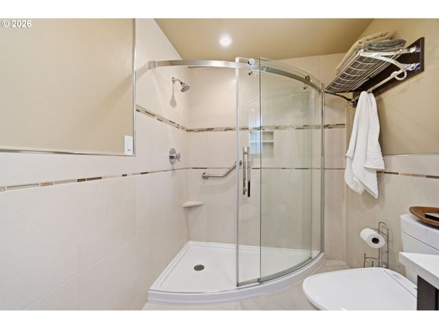 17902 BELMORE Ave, Lake Oswego, OR 97035