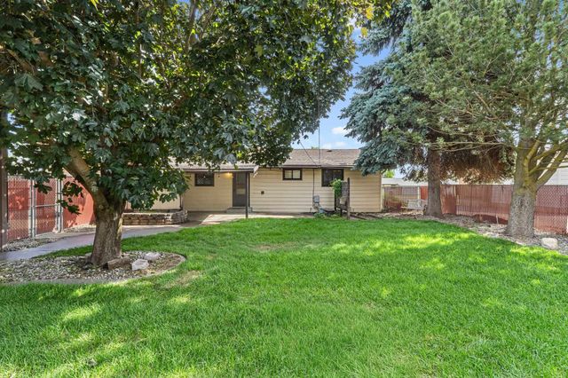 412 E Cozza Dr, Spokane, WA 99208