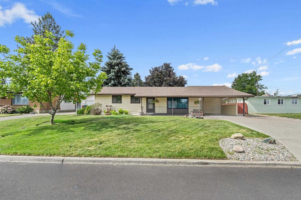 412 E Cozza Dr, Spokane, WA 99208