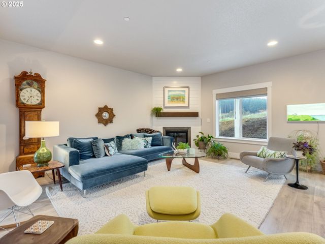 2877 Nw MT ASHLAND Ln, Mc Minnville, OR 97128