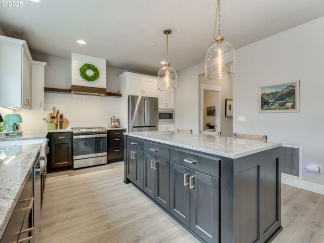 2877 Nw MT ASHLAND Ln, Mc Minnville, OR 97128