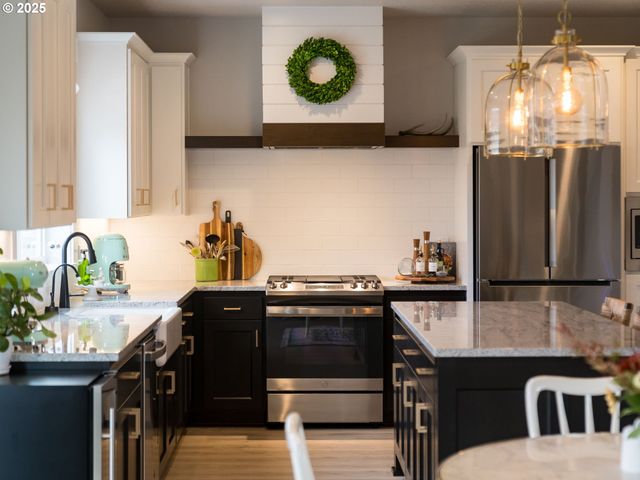 2877 Nw MT ASHLAND Ln, Mc Minnville, OR 97128