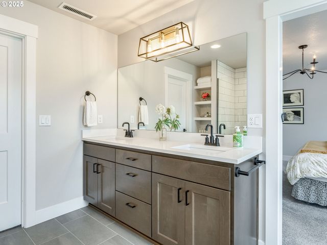 2877 Nw MT ASHLAND Ln, Mc Minnville, OR 97128