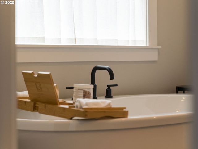 2877 Nw MT ASHLAND Ln, Mc Minnville, OR 97128