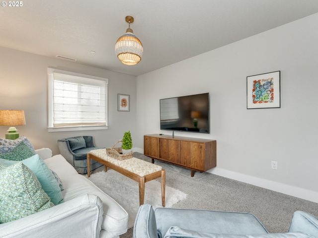 2877 Nw MT ASHLAND Ln, Mc Minnville, OR 97128