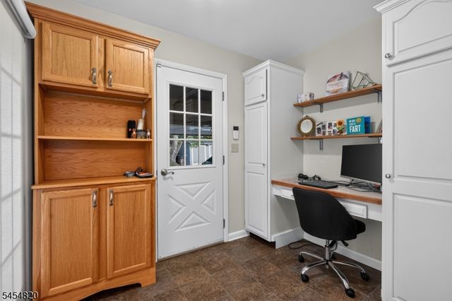 17 Wayside Ln, Clinton Twp., NJ 08833
