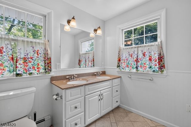 17 Wayside Ln, Clinton Twp., NJ 08833